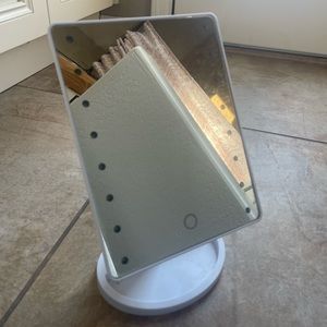 Light up makeup mirror